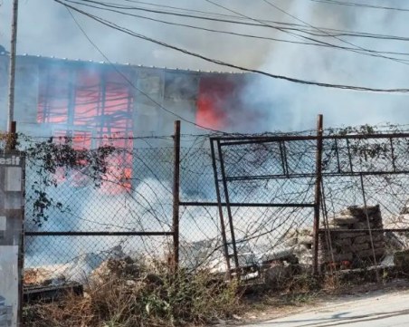 Пожар бушува до Военна болница във Варна