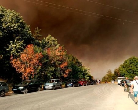 Пожари бушуват в различни райони на Турция, евакуират хора
