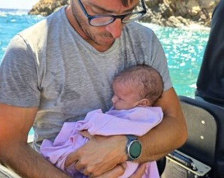 Спасиха бебе на мигранти, изоставено на остров в Гърция