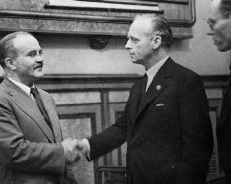 На този ден: Подписан е пактът Молотов-Рибентроп