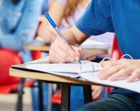 Над 6000 зрелостници се явяват днес на поправителна матура по БЕЛ