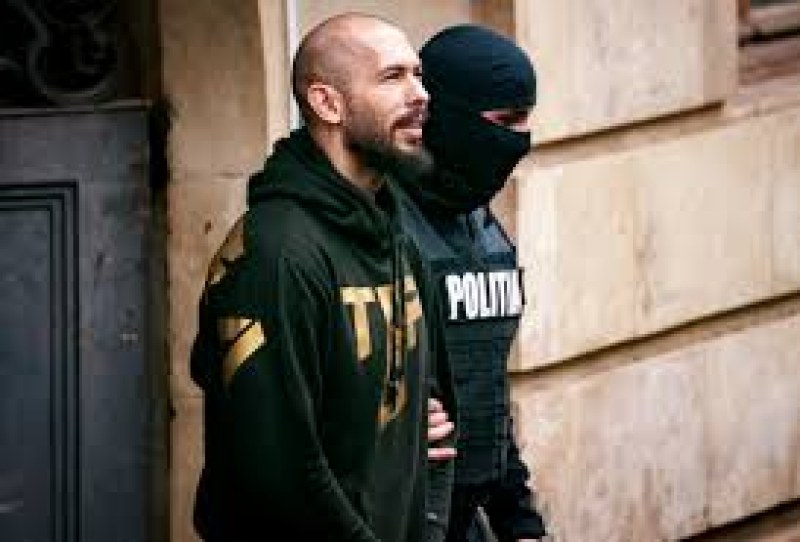 Противоречивият инфлуенсър Андрю Тейт е задържан за една нощ в