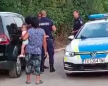 Агресия на пътя: Жена нападна полицаи с пръчка, спряха я с електрошок