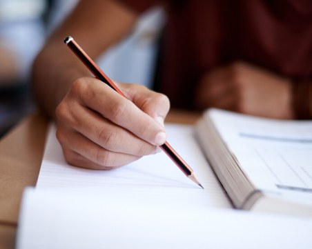 Хванаха ученик да преписва на поправката по БЕЛ в Пловдив, анулираха работата му