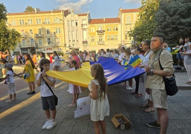 Верига на съединението с националните флагове направиха участниците в честването