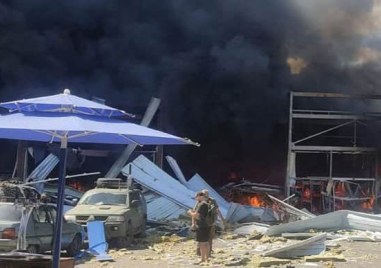 Най малко петима цивилни загинаха при руска атака срещу украински град