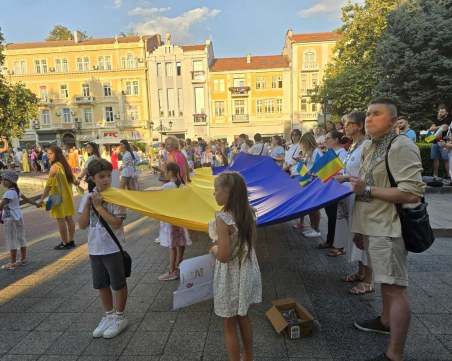 Флаговете на България и Украйна в кръг на съединението за Деня на независимостта