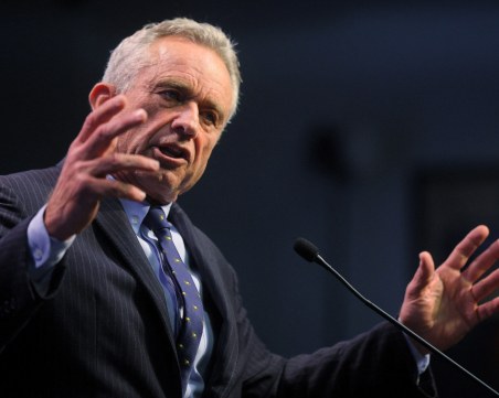 Робърт Кенеди-младши спря кампанията си за президент на САЩ и подкрепи Тръмп