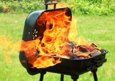 Пожар се запали в бургаското село Брястовец ул Първа 23