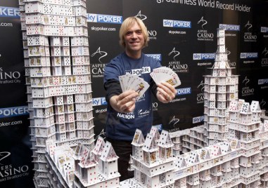 Експерт по подреждане на карти счупи световен рекорд на Гинес