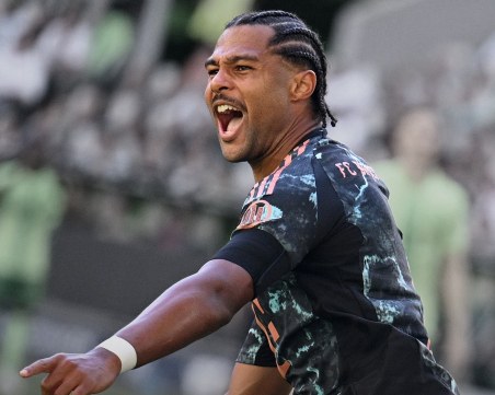 Компани дебютира с победа начело на Байерн Мюнхен в Бундеслигата