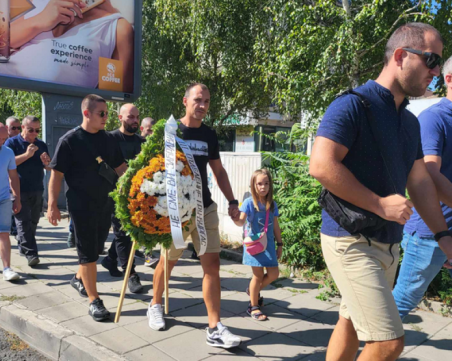 С шествие: Почетоха паметта на полицаите, погубени от автобус с мигранти в Бургас
