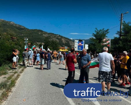 Заради безводието: Голям протест затвори главния път Асеновград-Смолян