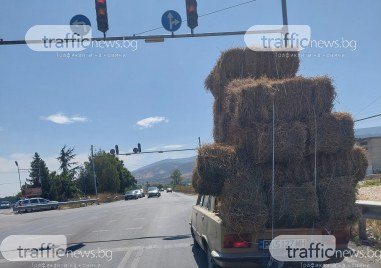Лада натоварена с голямо количество бали сено шашна шофьорите на