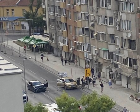 Катастрофа с такси и кола блокира движението по 