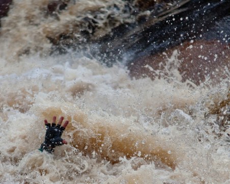 Мъж се удави в река Места, докато спасява детето си