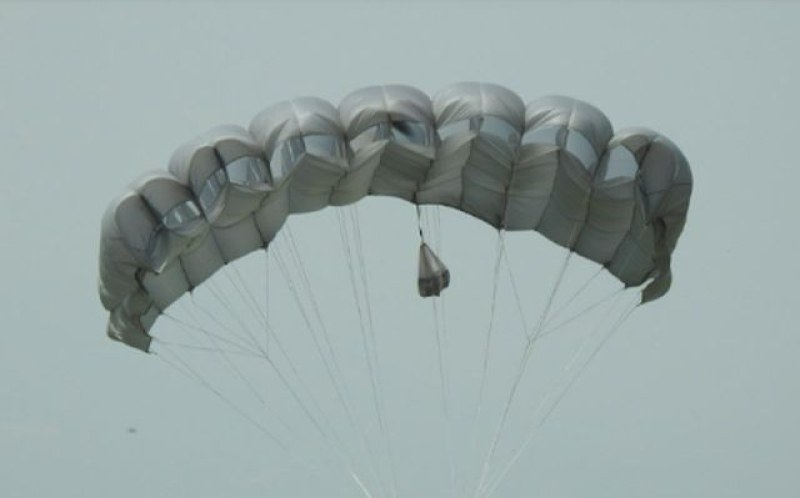 Двама мъже с парашут паднаха върху кола в село Черньово.