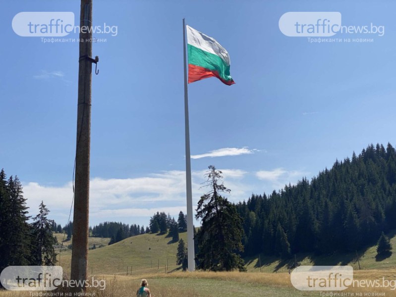 Смениха знамето на роженския пилон.. час по-късно пак се скъса!