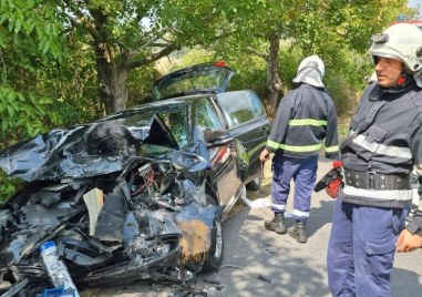 Четирима души  сред които и дете пострадаха при челен сблъсък между два