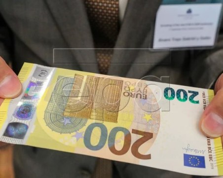 Непълнолетен пробва да плаща с фалшиви пари в Смирненски, хванаха го