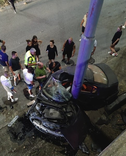 Тежка катастрофа е станала преди минути на Коматевско шосе след