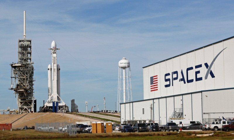 SpaceX отлага първата си частна космическа мисия