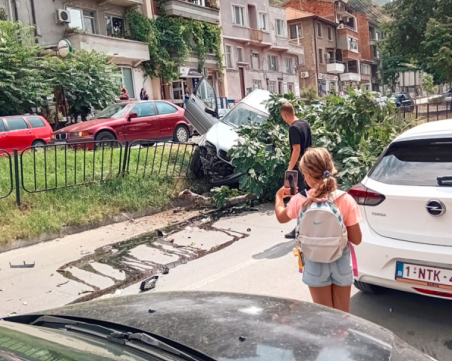 Луда каскада в Асеновград: БМВ се вряза в мантинела