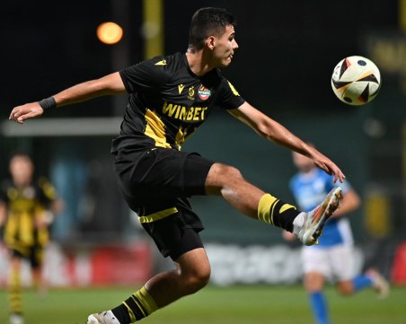 Наказаха играчи на Ботев и Локо, отложиха решението за боя на Насионал - Левски