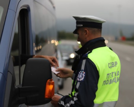 Пиян шофьор рецидивист подхвърли 100 лв. на полицаи край Цалапица, наложило му се да кара