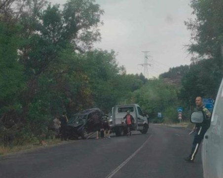 Шофьор самокатастрофира край Баня