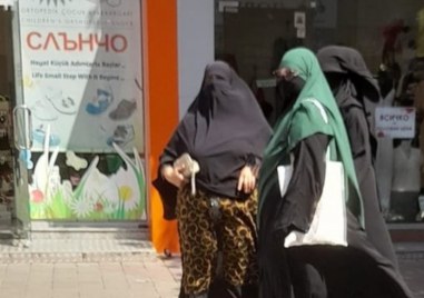 Глобени за носене на бурка са две жени на 25