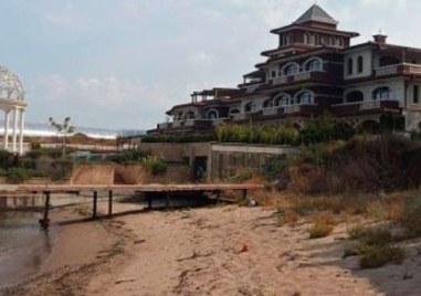 По документи и според официалните регистри почетният председател на ДПС