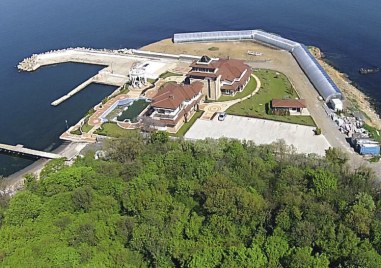 Собственикът на фирмите които притежават лятната резиденция в Росенец –