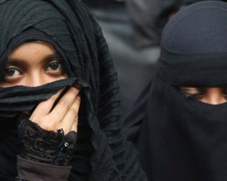 Глобиха две жени, закрили лицата си с бурки в Пазарджик