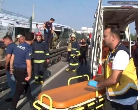 Катастрофа с метробуси в Истанбул отне живота на един човек, над 50 души са ранени