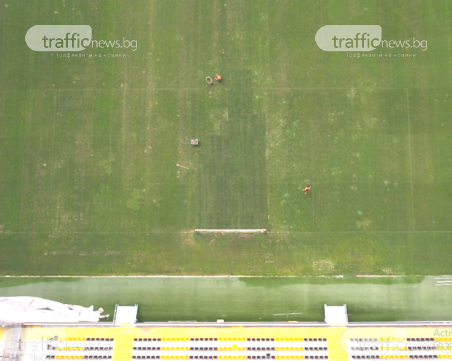 Продължава подмяната на тревата на Колежа, ще бъде ли готова до мача на националите? ВИДЕО