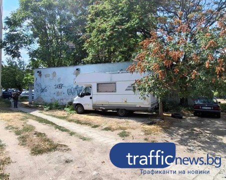 „Зелени площи” в Кършияка се превърнаха в частен паркинг, появи се даже и кемпер