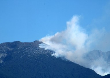 Доугасява се пожарът под Черни връх в Рила който се