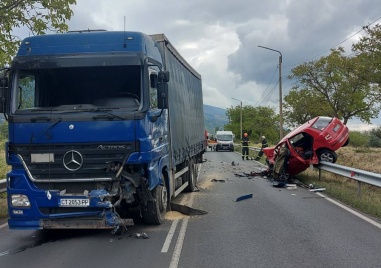 Подбалканския път е затворен за движение заради катастрофа в участъка