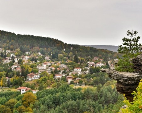 Десетки къщи в Родопите стоят дни наред без вода, докато кметът им още е на почивка
