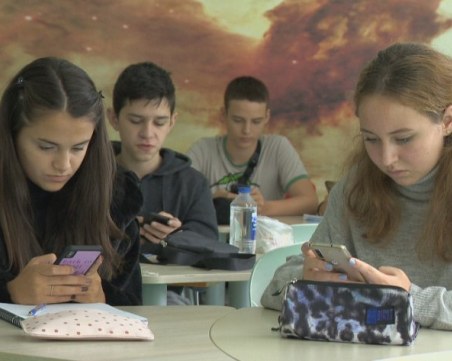 Може ли и в България да забранят телефоните в училищата?