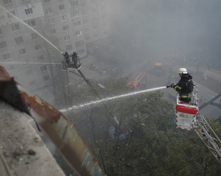 Руска бомба порази сграда в Харков, убити са петима души, а 47 са ранени