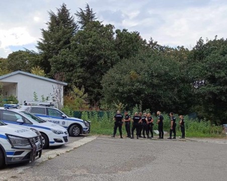 Засилиха полицейското присъствие и пред 