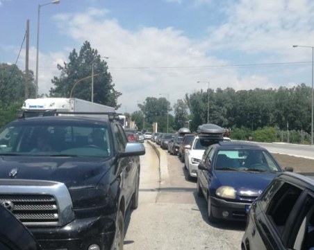 Километрична опашка от коли на границата с Гърция