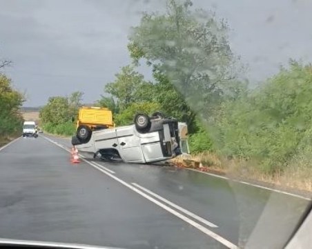 Кола се обърна по таван край Стара Загора