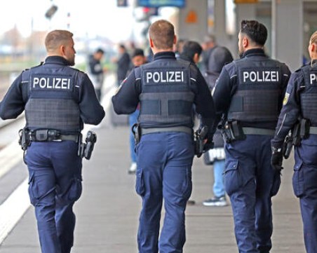 Жена с нож рани петима души в автобус в Германия