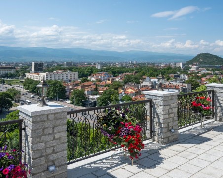 Облачна и прохладна неделя в Пловдив, температурите се задържат около 29 градуса