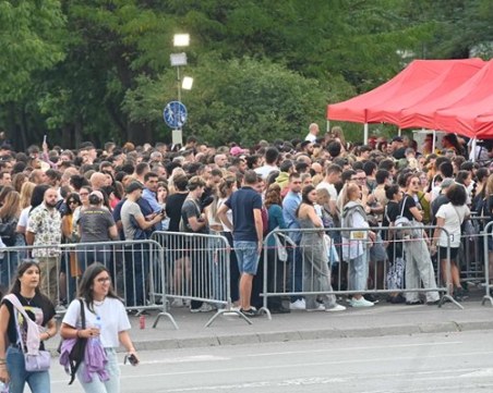 София пощуря по Ед Шийрън, мерките за сигурност преди концерта му са драконовски