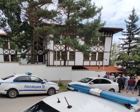 Засилено полицейското присъствие пред сарая на Доган в „Бояна