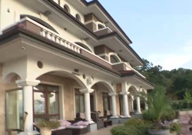 Почетният председател на ДПС Ахмед Доган е напуснал резиденцията в Росенец Това